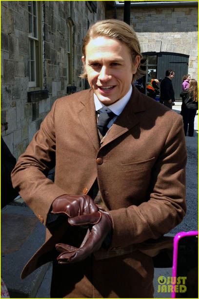 EXCLUSIVE: FIRST ON-SET PHOTOS! Charlie Hunnam films scenes for his new movie 'Crimson Peak' in Ontario