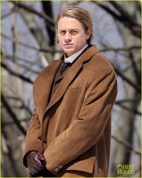 charlie-hunnam-crimson-peak-first-set-photos-04