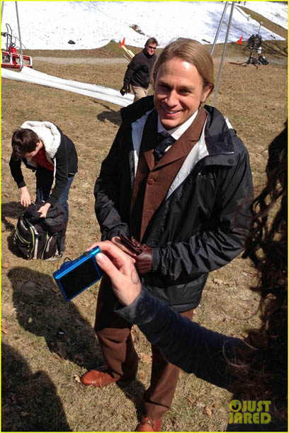 EXCLUSIVE: FIRST ON-SET PHOTOS! Charlie Hunnam films scenes for his new movie 'Crimson Peak' in Ontario